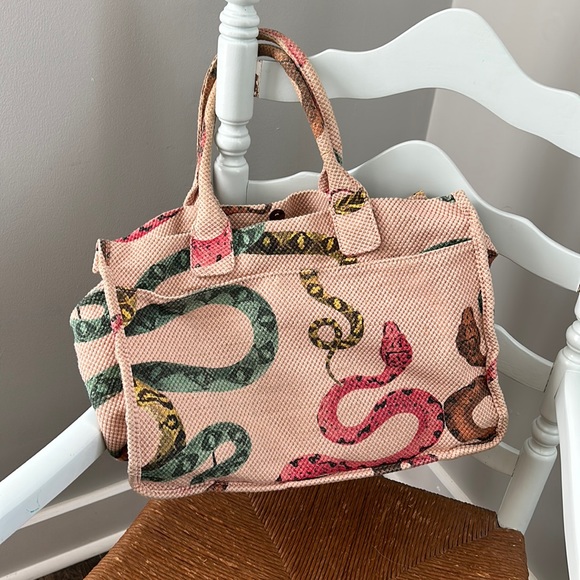 Vince Camuto Orla Linen Tote Bag Pink
Snakes Print - Picture 1 of 5